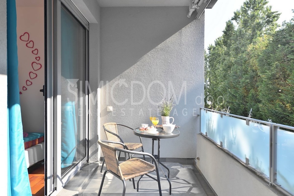 Moderno opremljeno stanovanje z dvema garažama, Žnjan