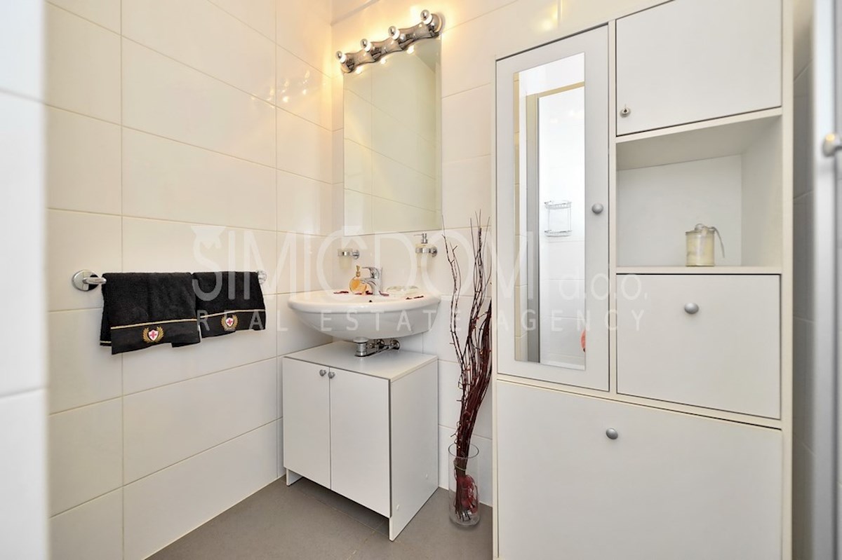 Moderno opremljeno stanovanje z dvema garažama, Žnjan