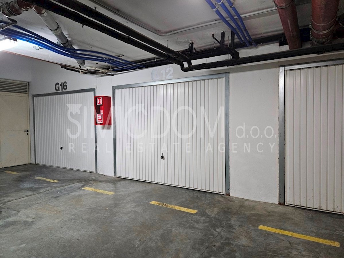 Moderno opremljeno stanovanje z dvema garažama, Žnjan