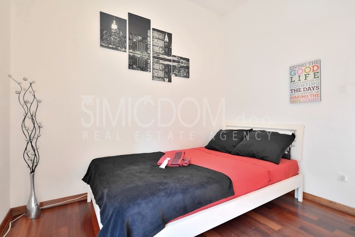 Moderno opremljeno stanovanje z dvema garažama, Žnjan