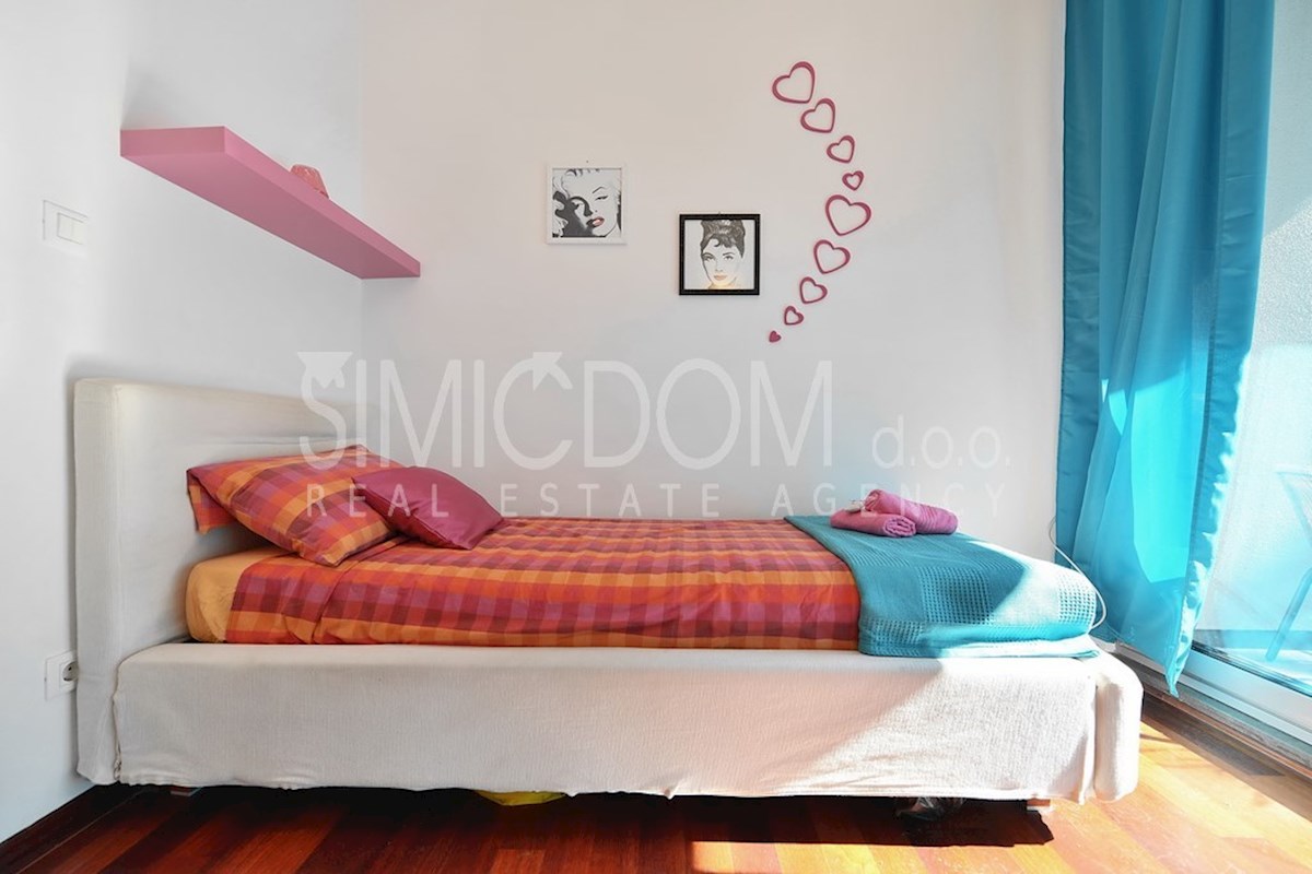 Moderno opremljeno stanovanje z dvema garažama, Žnjan