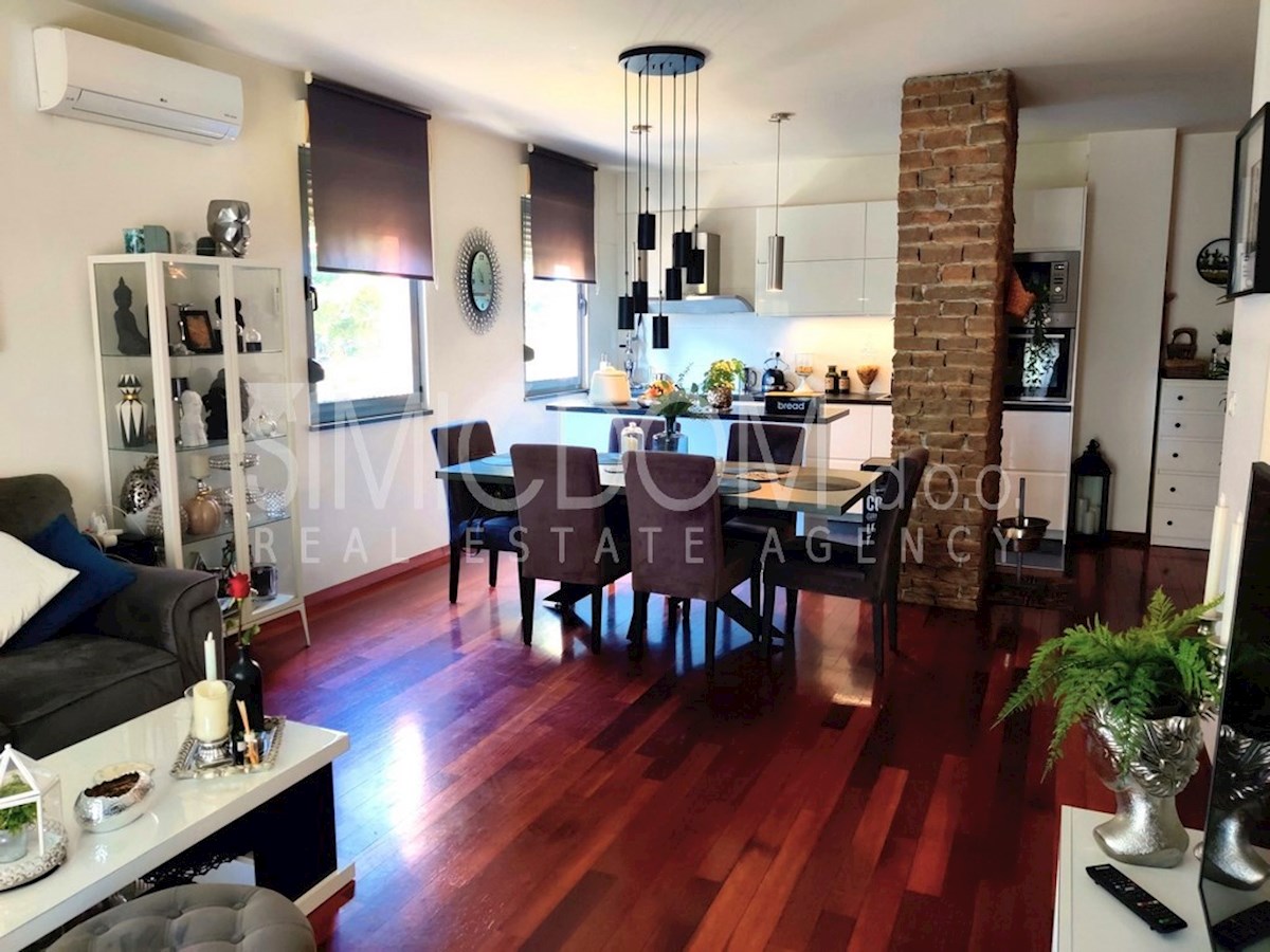 Moderno opremljeno stanovanje z dvema garažama, Žnjan