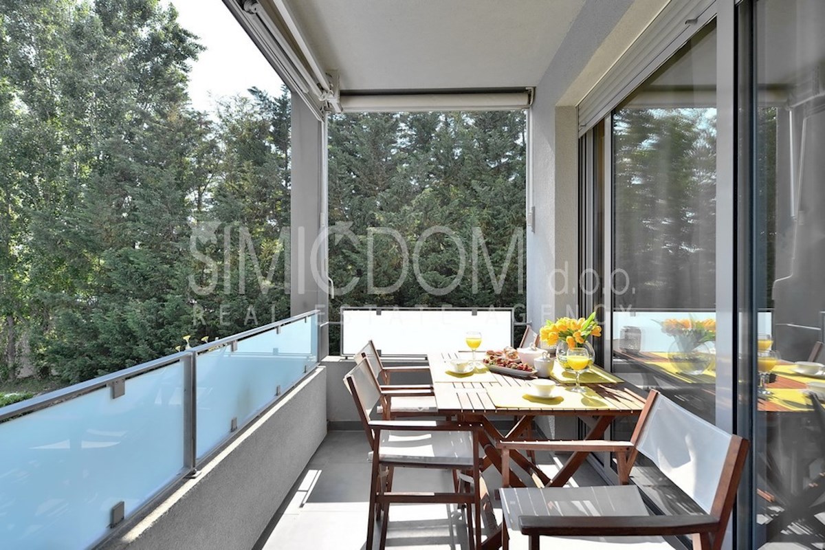 Moderno opremljeno stanovanje z dvema garažama, Žnjan