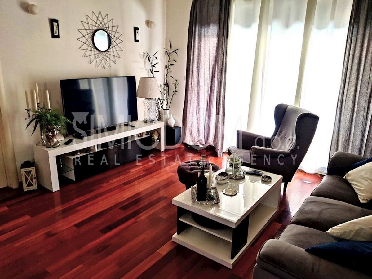 Moderno opremljeno stanovanje z dvema garažama, Žnjan