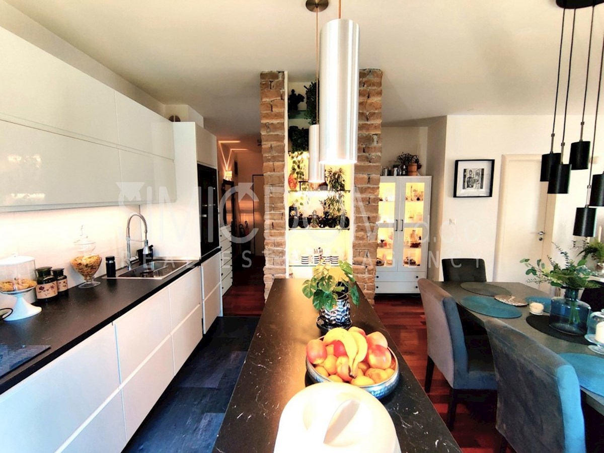 Moderno opremljeno stanovanje z dvema garažama, Žnjan