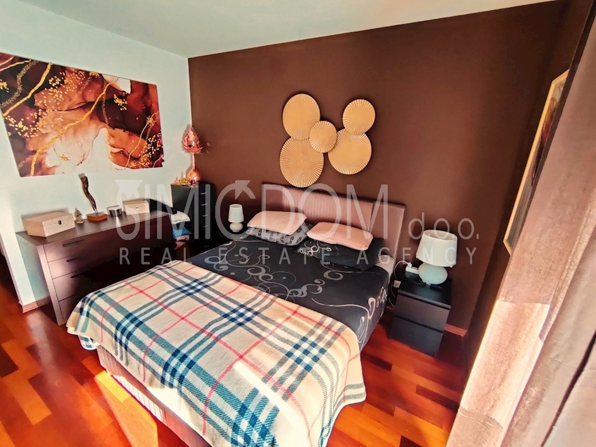 Moderno opremljeno stanovanje z dvema garažama, Žnjan