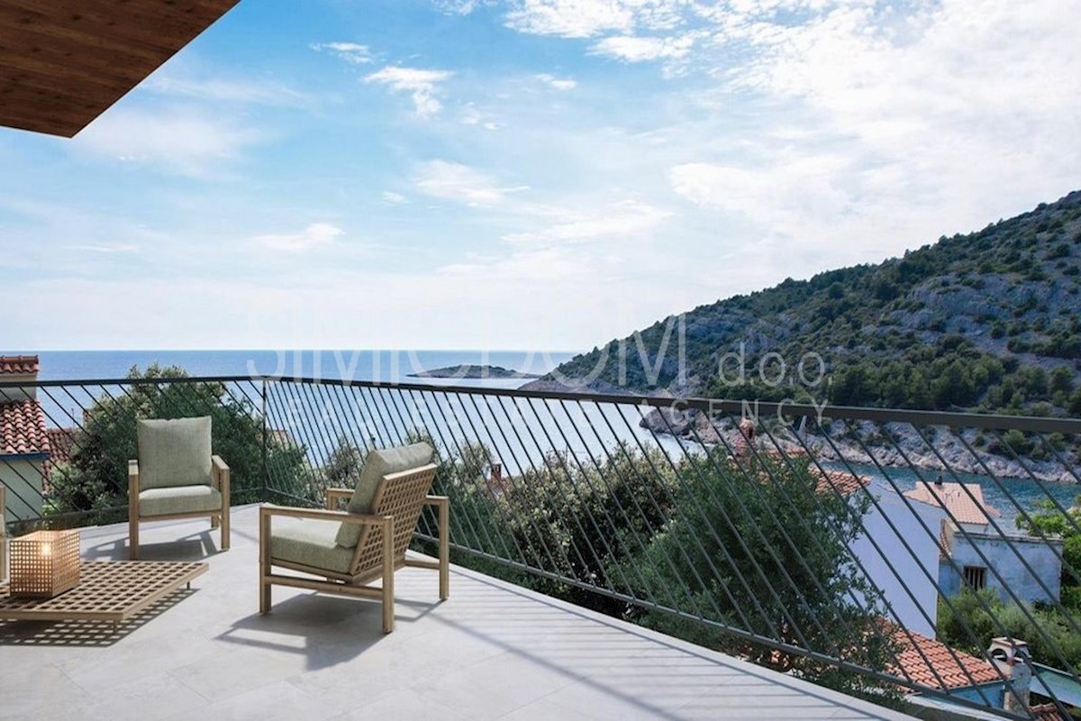 Penthouse s čudovitim razgledom, Rogoznica