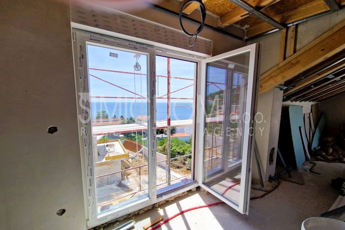 Penthouse s čudovitim razgledom, Rogoznica