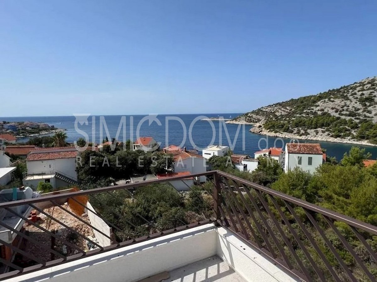 Penthouse s čudovitim razgledom, Rogoznica