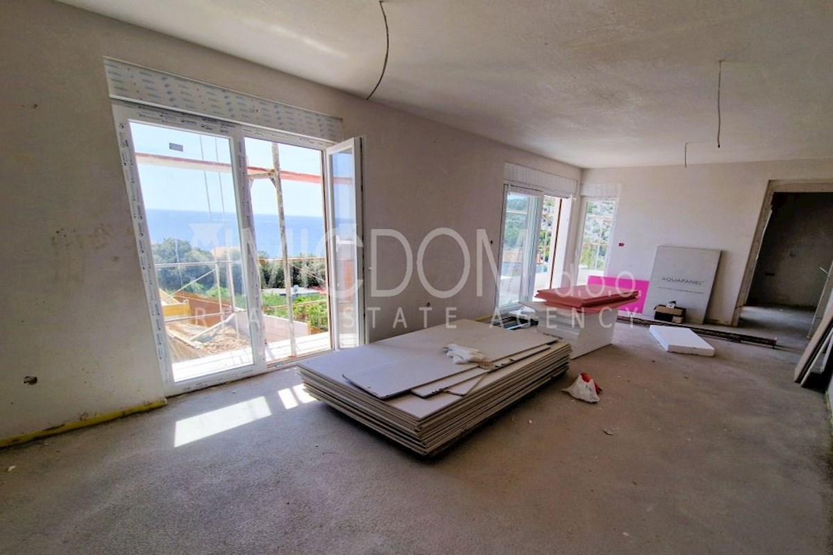 Penthouse s čudovitim razgledom, Rogoznica