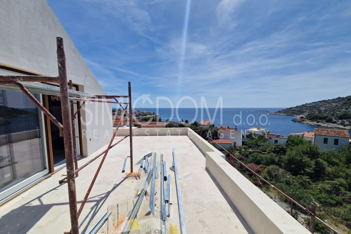 Penthouse s čudovitim razgledom, Rogoznica