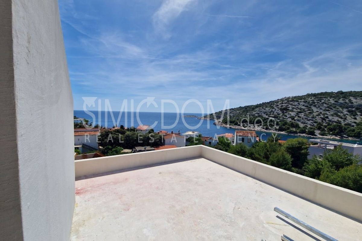 Penthouse s čudovitim razgledom, Rogoznica