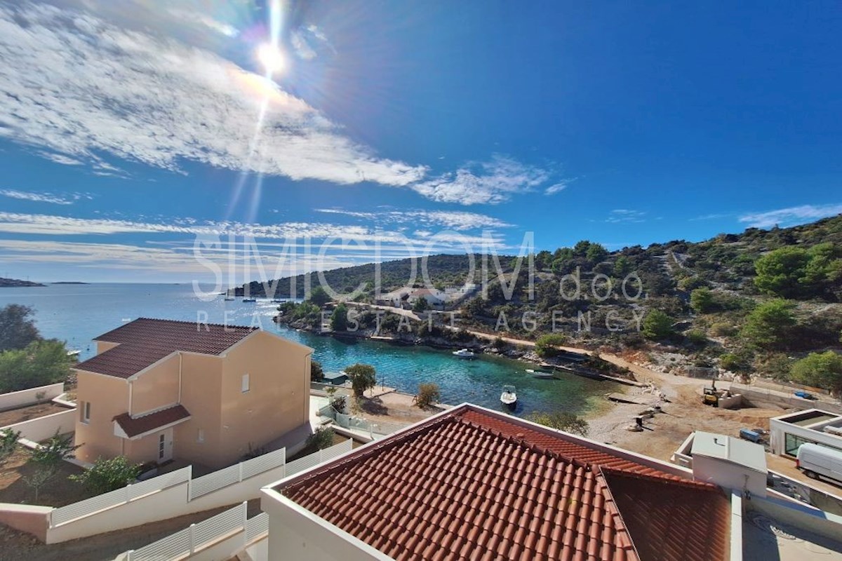 Hiša s štirimi apartmaji 50m od morja, Sevid