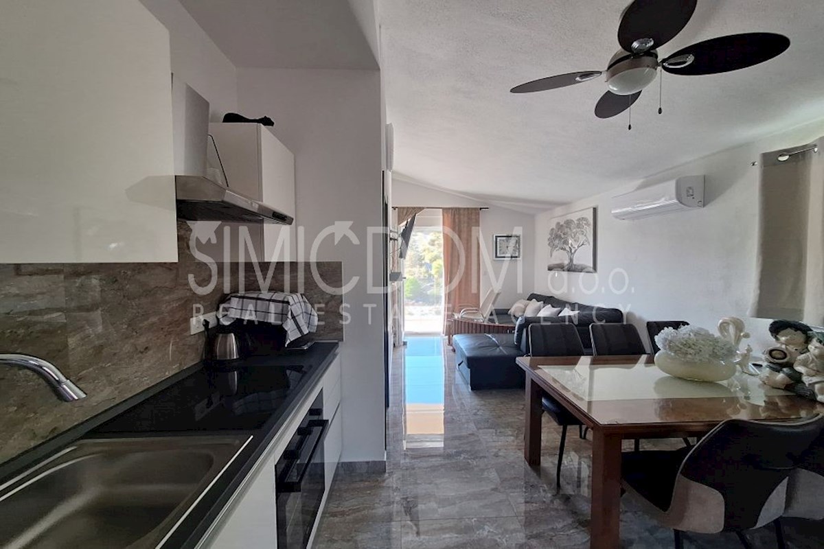 Hiša s štirimi apartmaji 50m od morja, Sevid