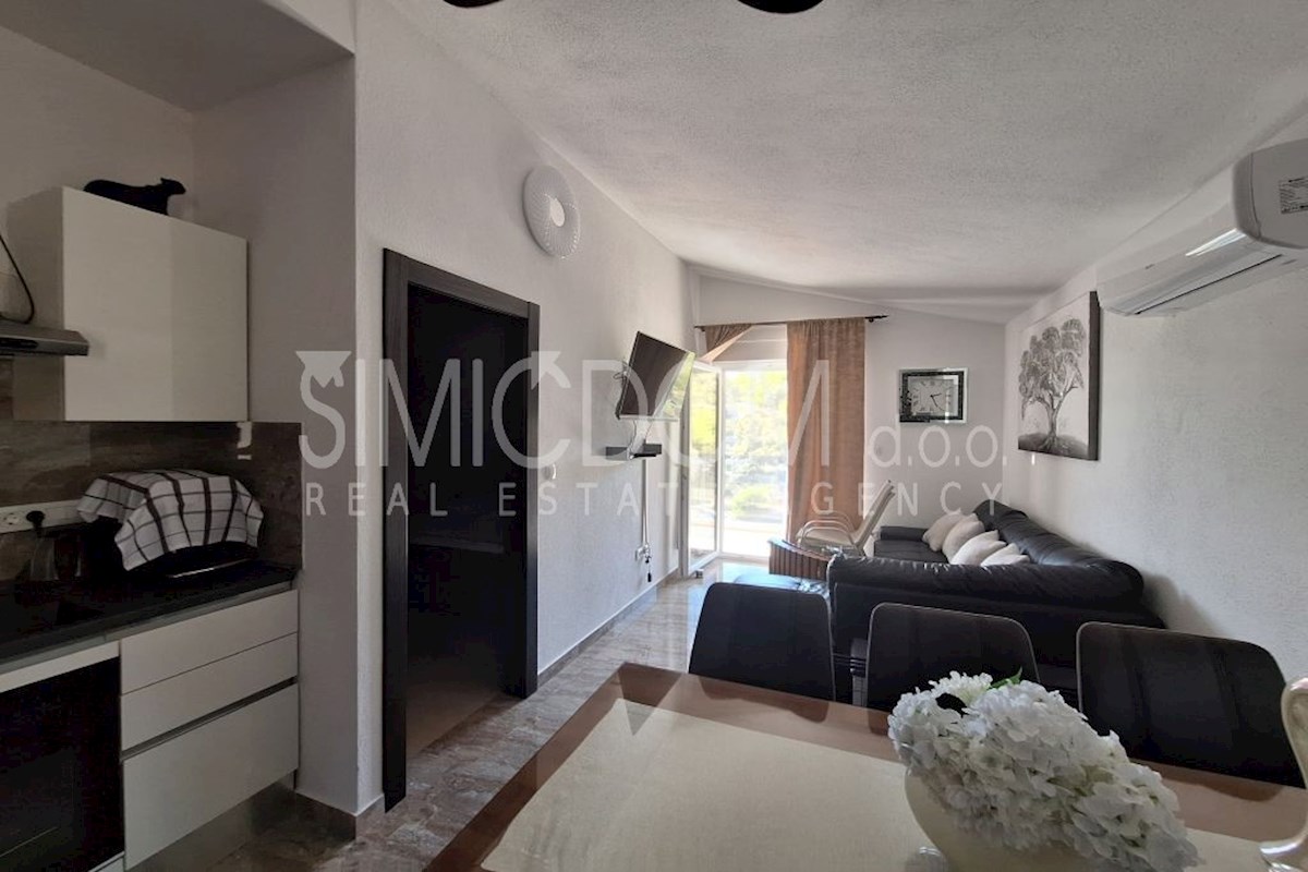 Hiša s štirimi apartmaji 50m od morja, Sevid