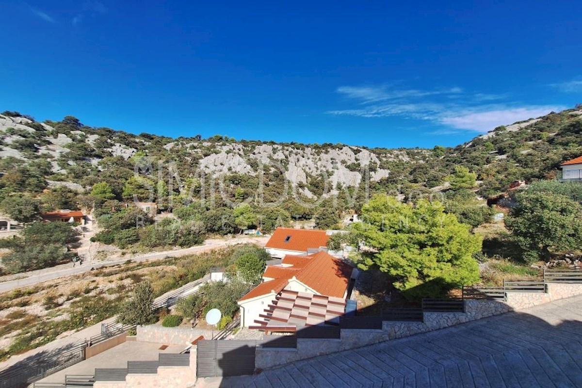 Hiša s štirimi apartmaji 50m od morja, Sevid