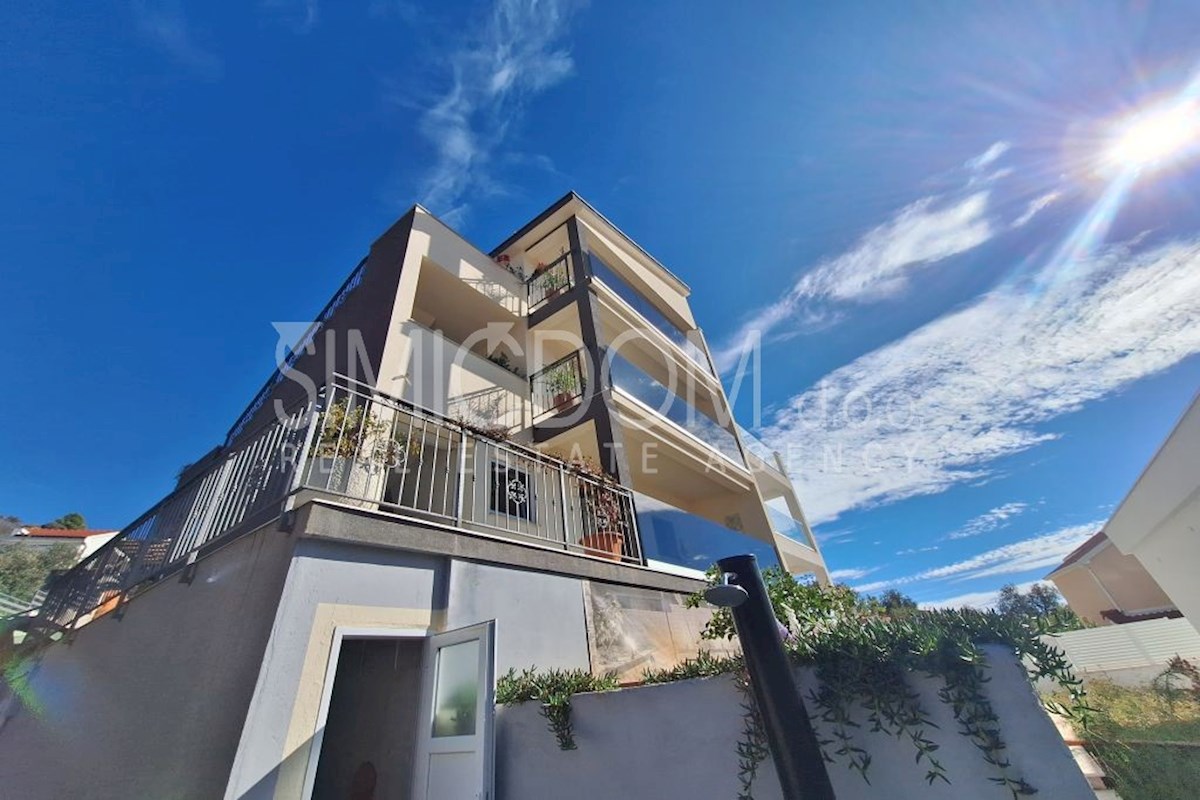 Hiša s štirimi apartmaji 50m od morja, Sevid