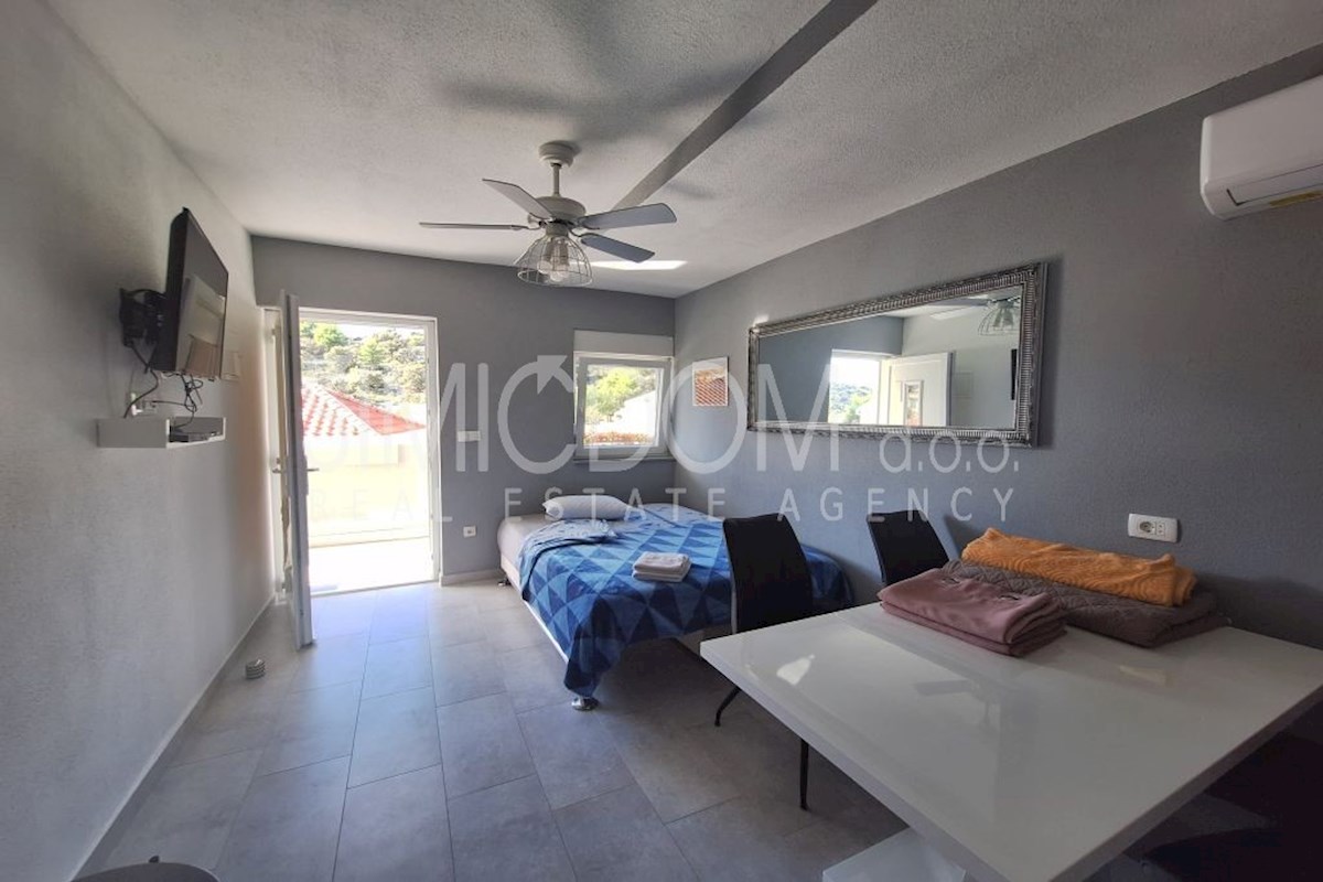 Hiša s štirimi apartmaji 50m od morja, Sevid