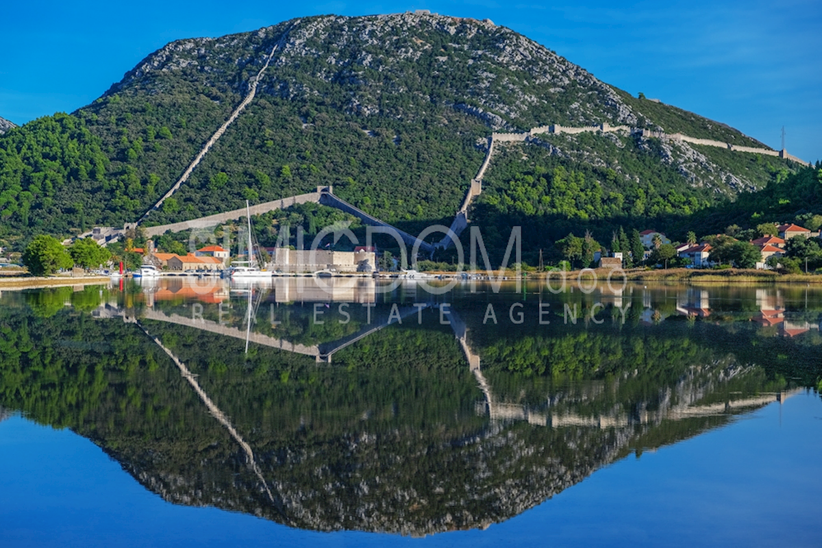 Veliko zemljišče znotraj obzidja, Ston