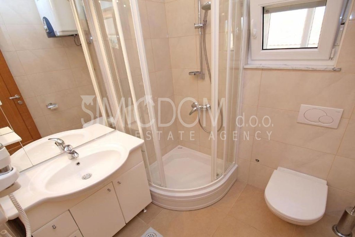 Apartmajska hiša v bližini plaže, Pirovac