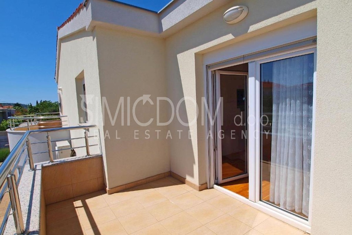 Apartmajska hiša v bližini plaže, Pirovac