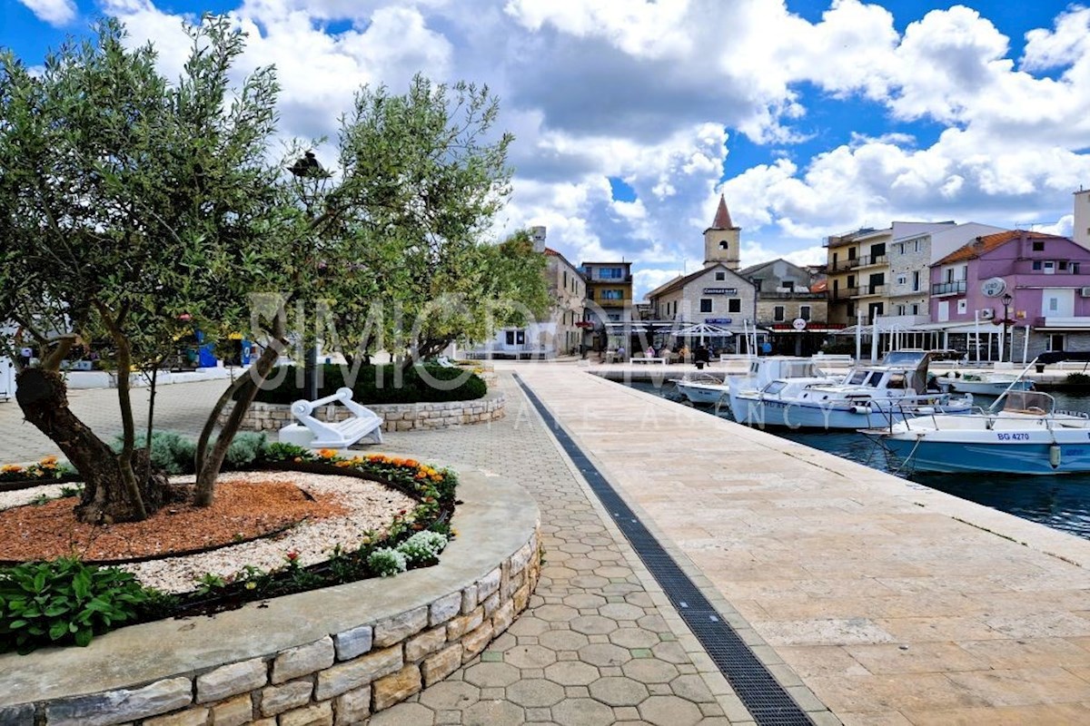 Apartmajska hiša v bližini plaže, Pirovac