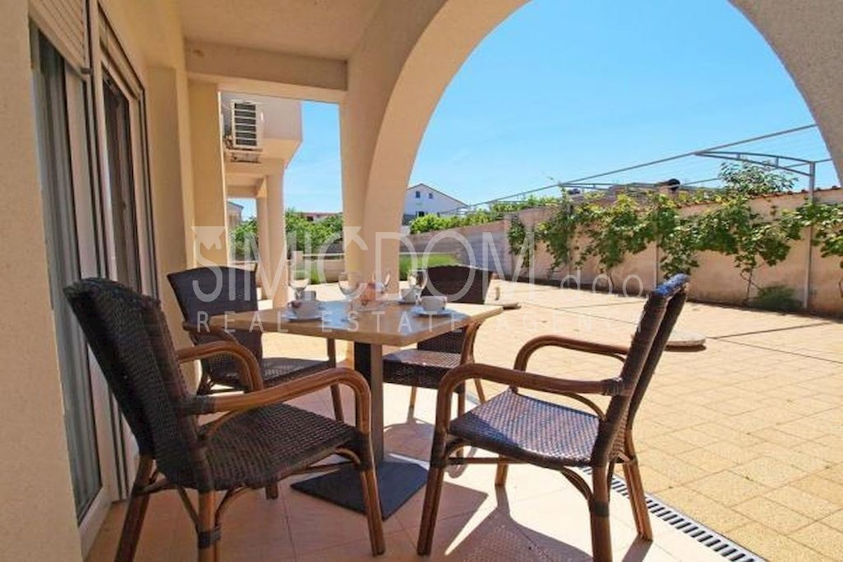 Apartmajska hiša v bližini plaže, Pirovac