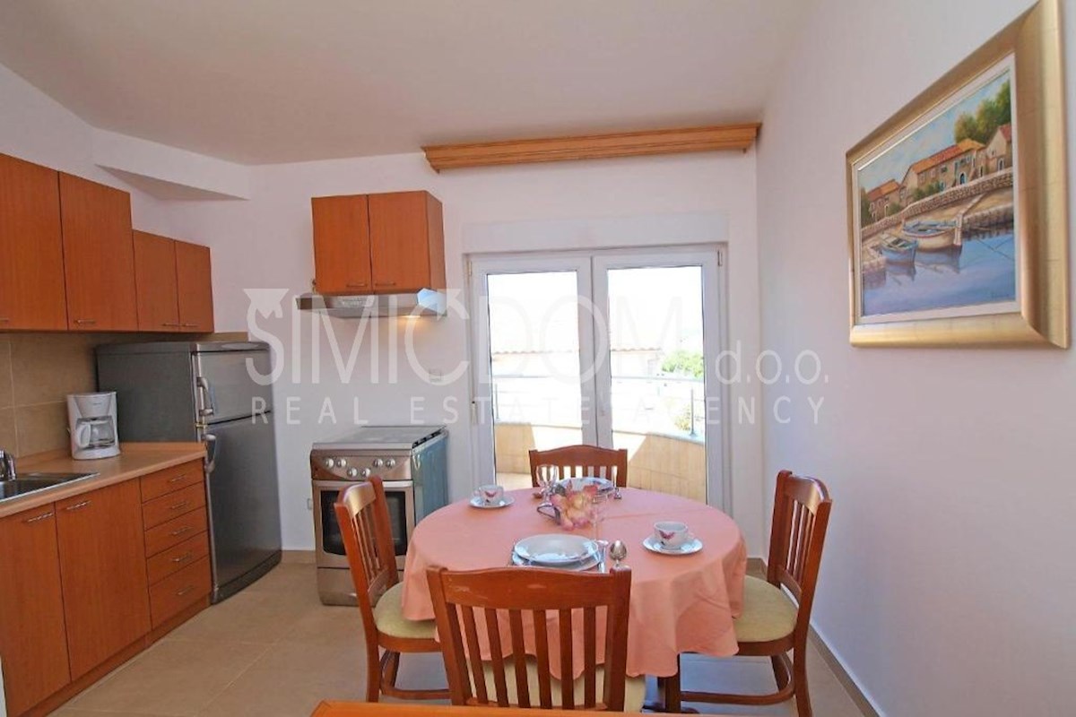 Apartmajska hiša v bližini plaže, Pirovac