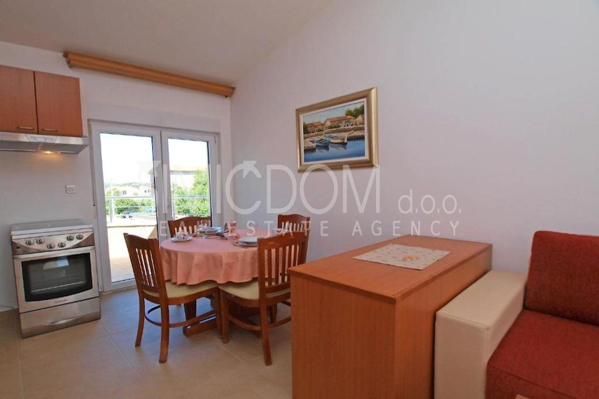 Apartmajska hiša v bližini plaže, Pirovac