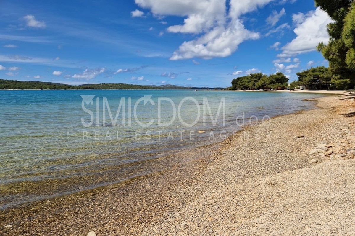 Apartmajska hiša v bližini plaže, Pirovac