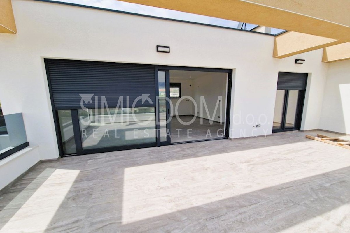 Prostoren penthouse s pogledom na morje, Murter
