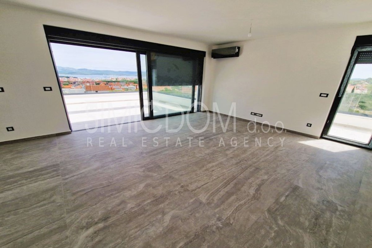 Prostoren penthouse s pogledom na morje, Murter