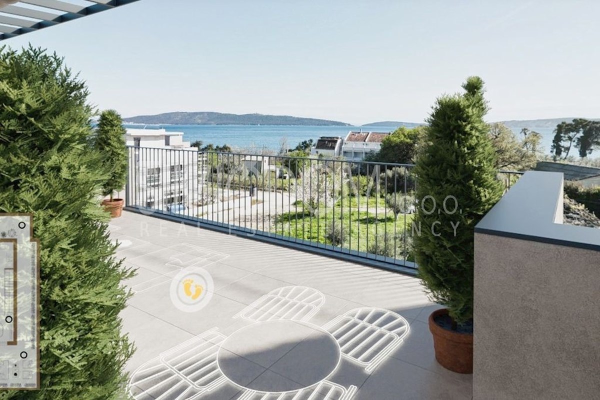 Prostoren penthouse s panoramskim razgledom v bližini plaže, Kaštela