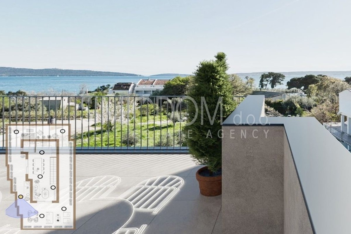 Prostoren penthouse s panoramskim razgledom v bližini plaže, Kaštela