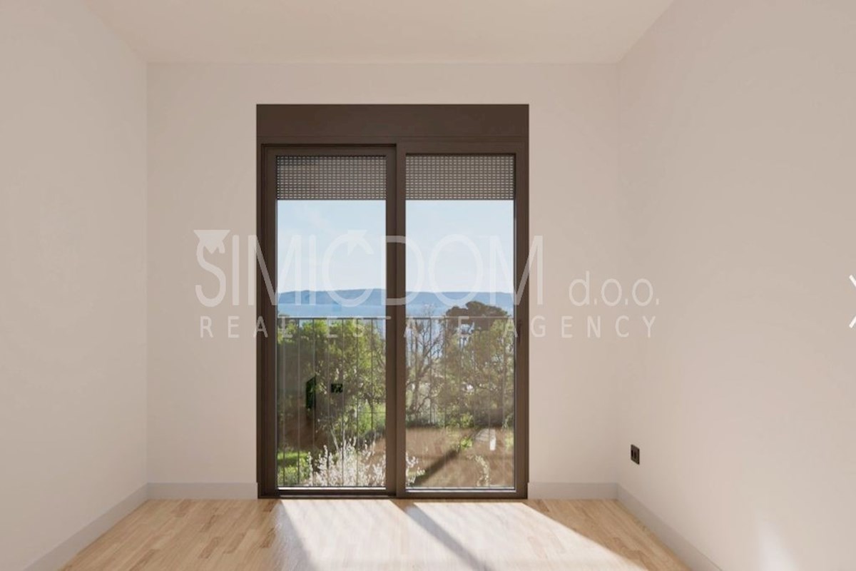 Prostoren penthouse s panoramskim razgledom v bližini plaže, Kaštela