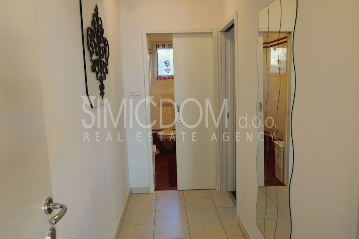 Opremljeno stanovanje s čudovitim razgledom, Pakoštane