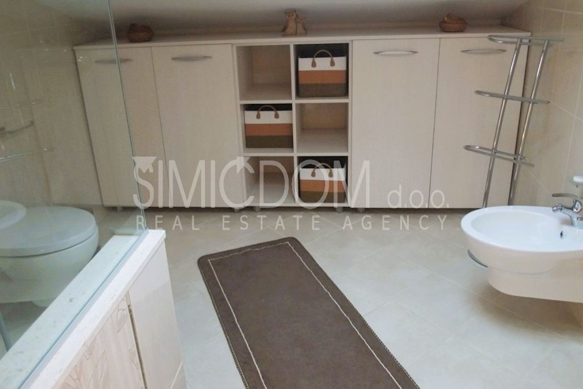 Opremljeno stanovanje s čudovitim razgledom, Pakoštane