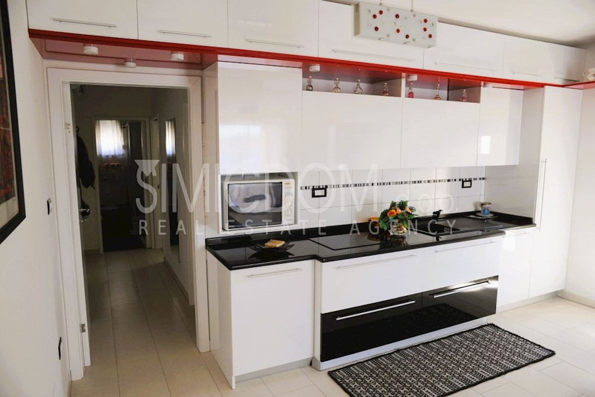 Opremljeno stanovanje s čudovitim razgledom, Pakoštane