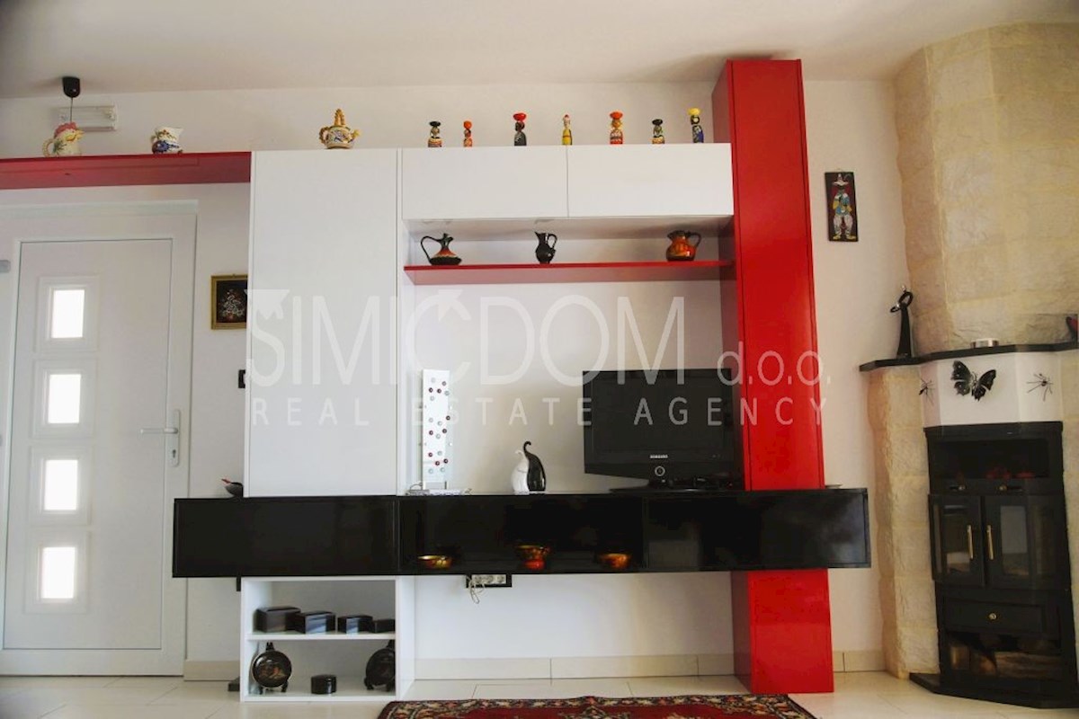 Opremljeno stanovanje s čudovitim razgledom, Pakoštane