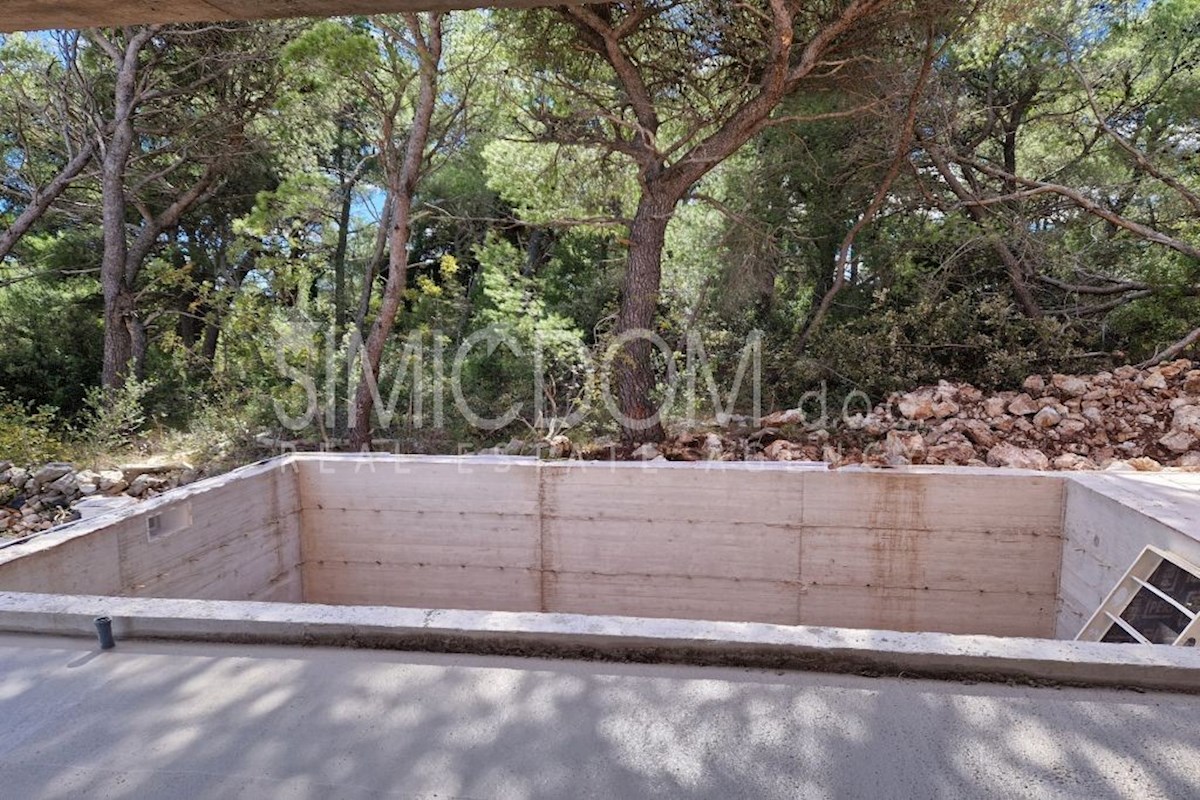 Dvojček hiše, obdan z zelenjem, Pirovac