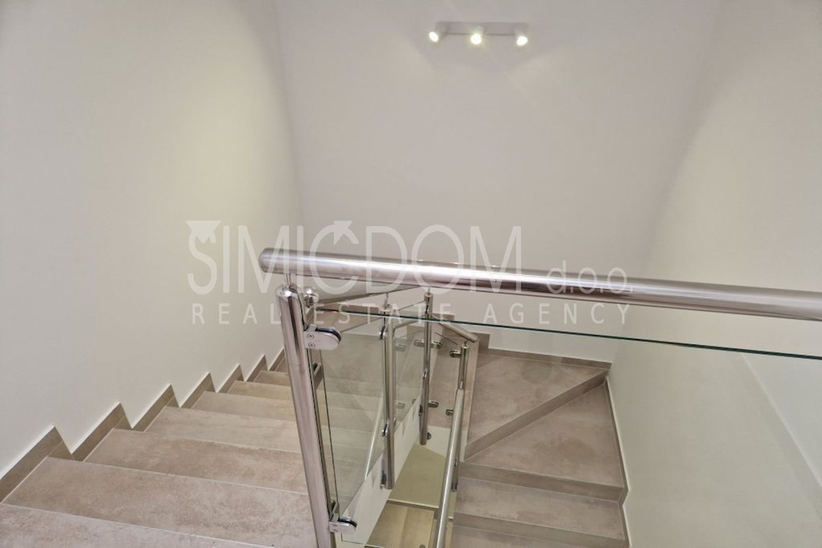 Novo penthouse stanovanje v bližini morja, Brodarica