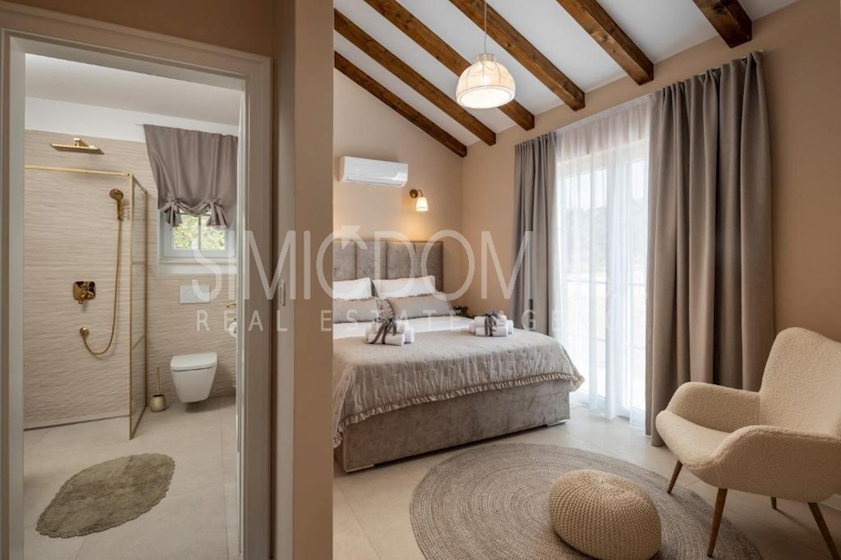 Čudovita vila z razgledom, Rogoznica