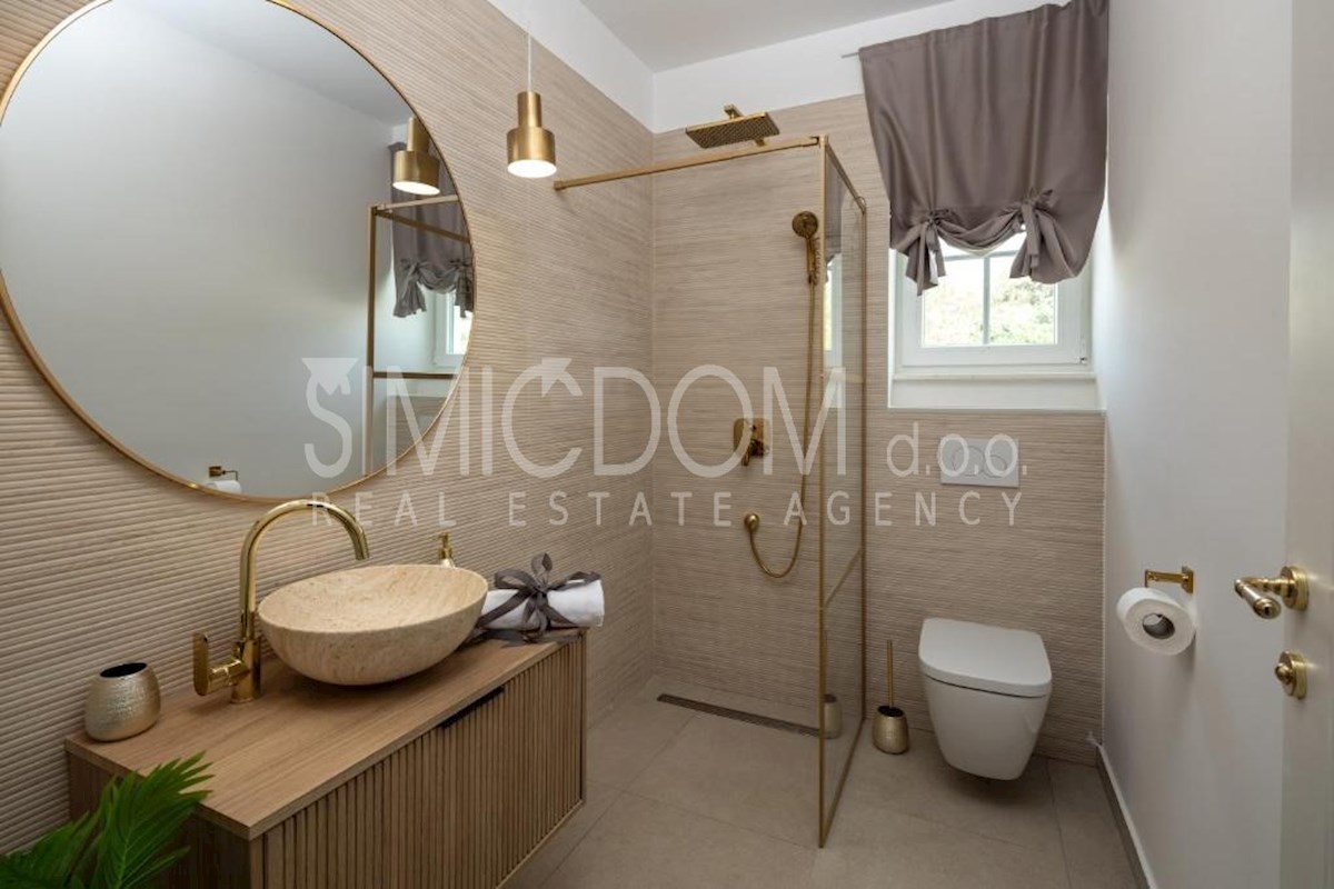 Čudovita vila z razgledom, Rogoznica