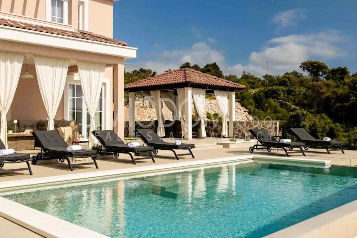 Čudovita vila z razgledom, Rogoznica