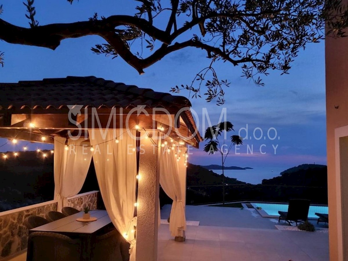 Čudovita vila z razgledom, Rogoznica