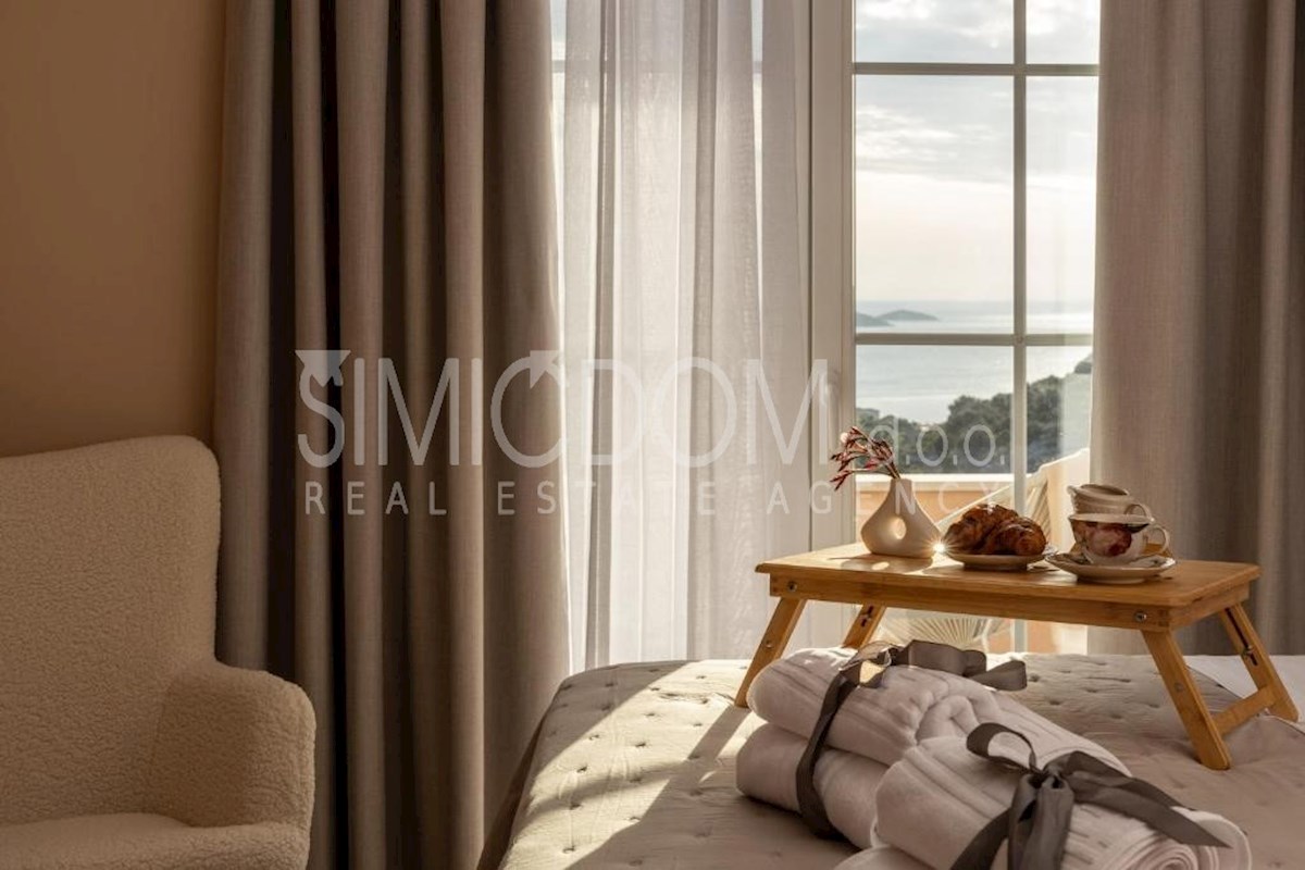 Čudovita vila z razgledom, Rogoznica