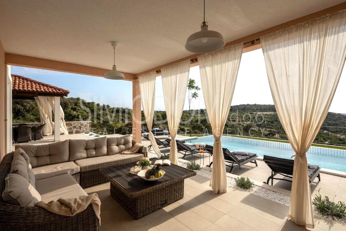 Čudovita vila z razgledom, Rogoznica