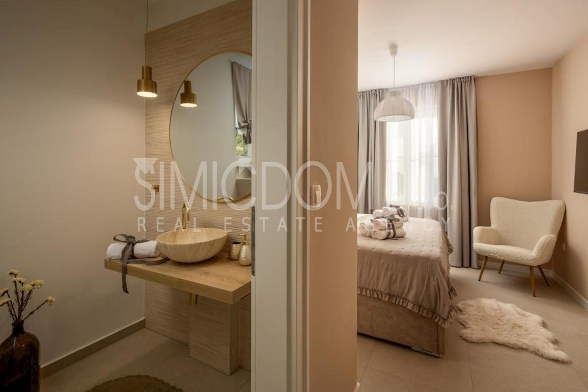 Čudovita vila z razgledom, Rogoznica