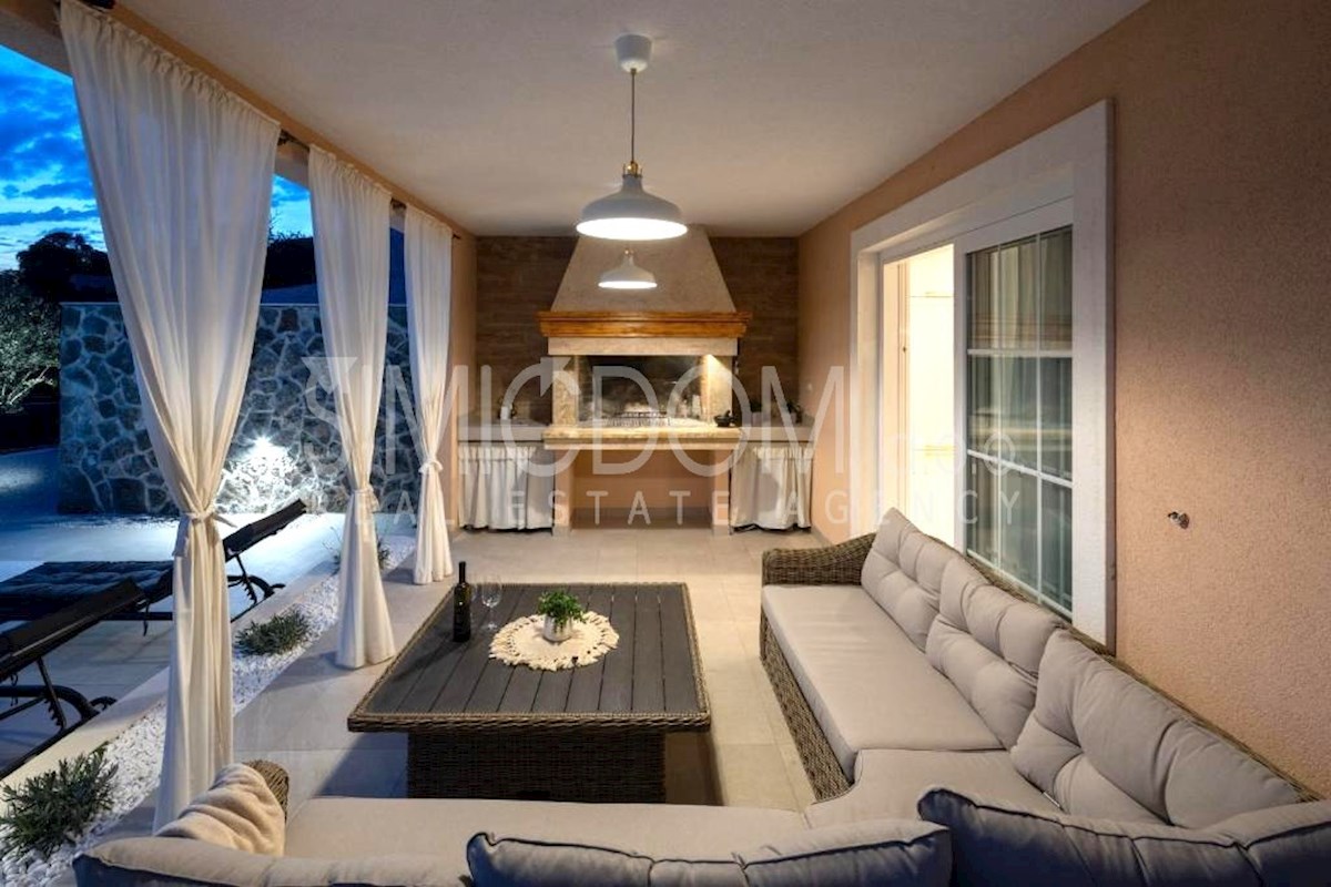 Čudovita vila z razgledom, Rogoznica