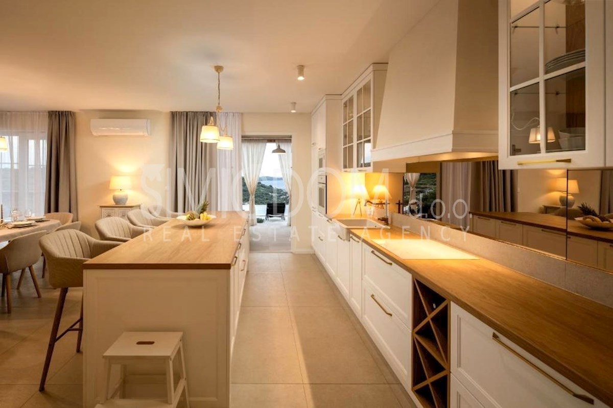 Čudovita vila z razgledom, Rogoznica